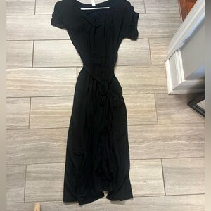 Black dress with a belt to slim the waist.